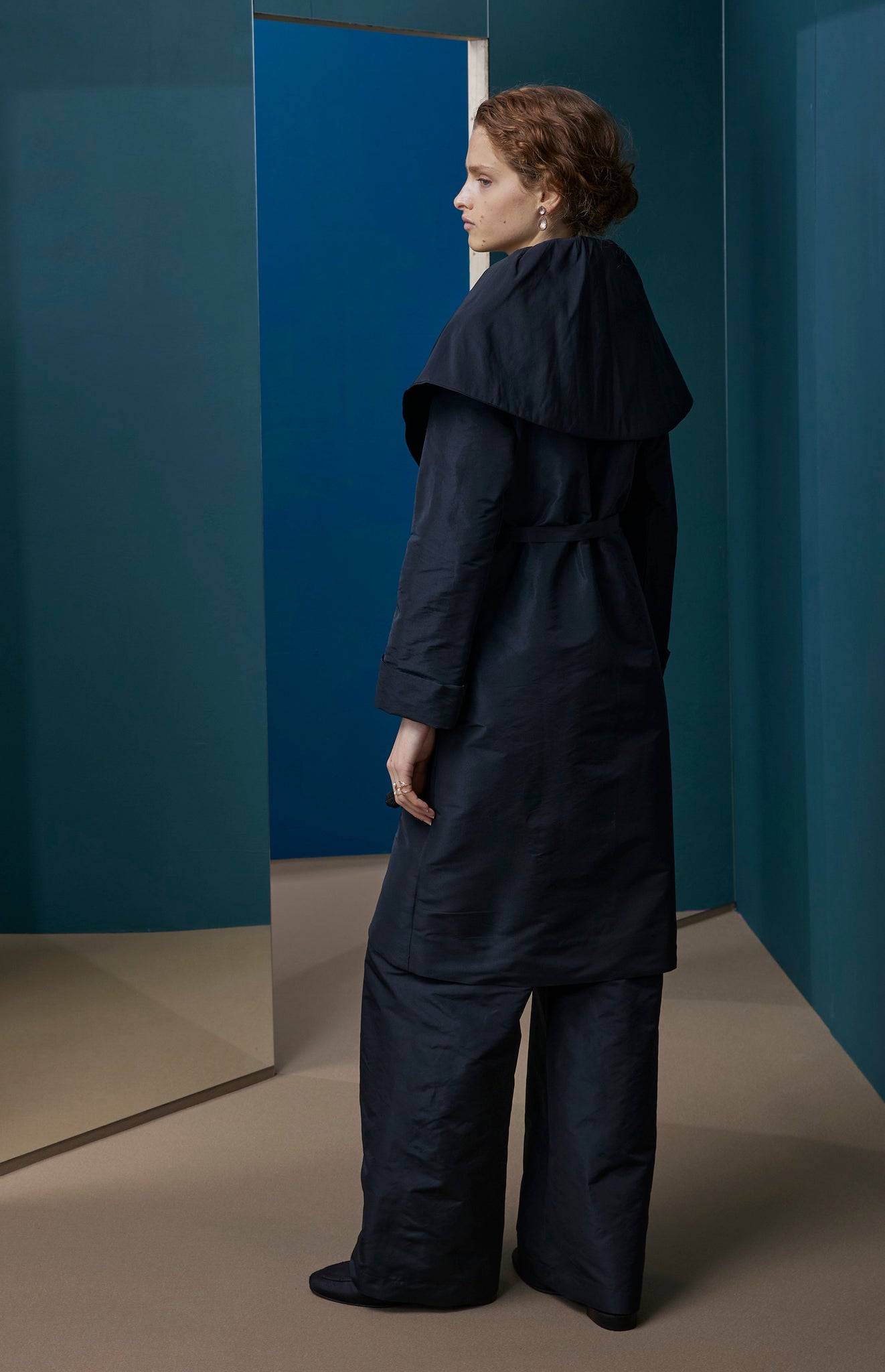 FW25-AB01 Abrigo en Tafetán Negro