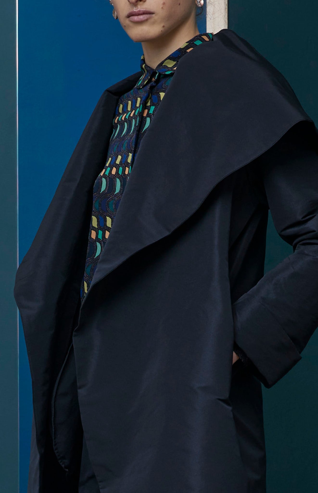 FW25-AB01 Abrigo en Tafetán Negro