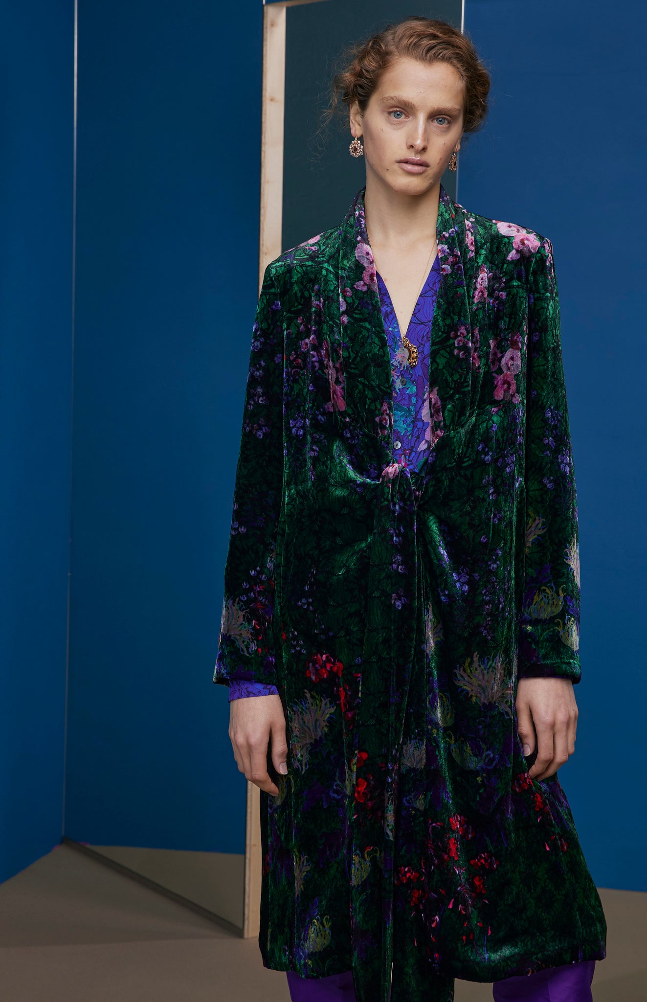 FW25-AB09 Abrigo en terciopelo estampado " Floral sobre encaje"