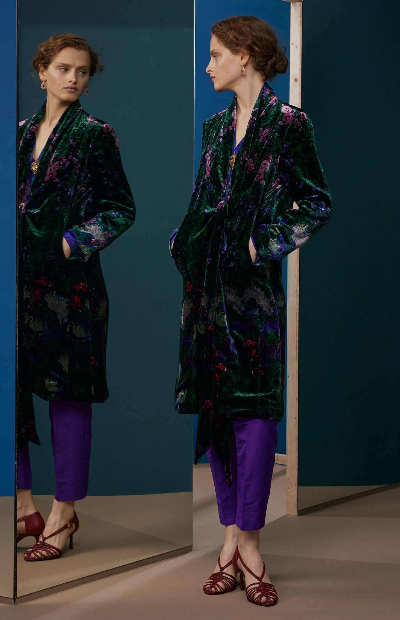 FW25-AB09 Abrigo en terciopelo estampado " Floral sobre encaje"