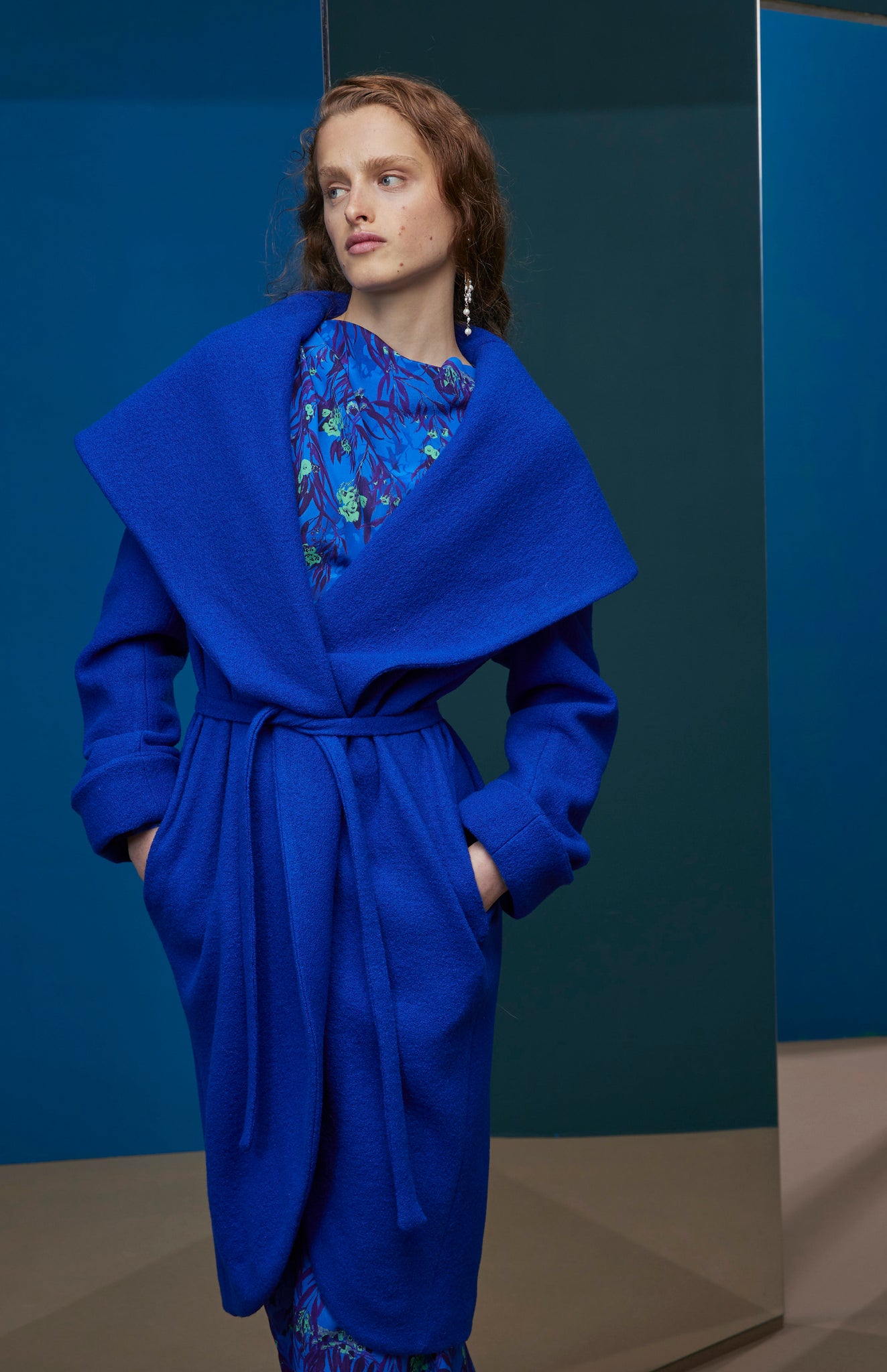 FW25-AB12  Abrigo solapa capa en lana azul