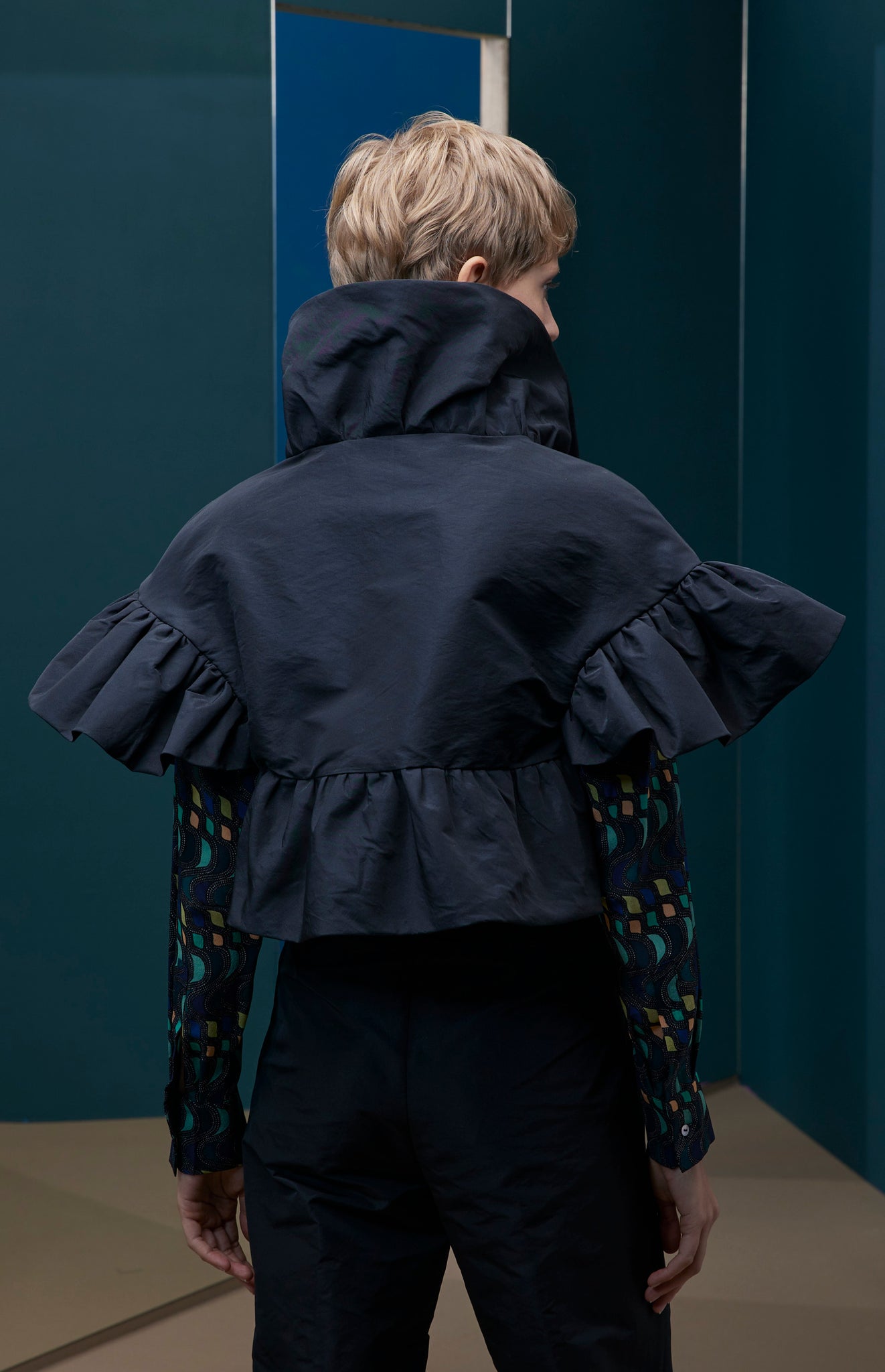 FW25-AM01BLACK Bolero en tafetán negro con volantes en cuello  y mangas