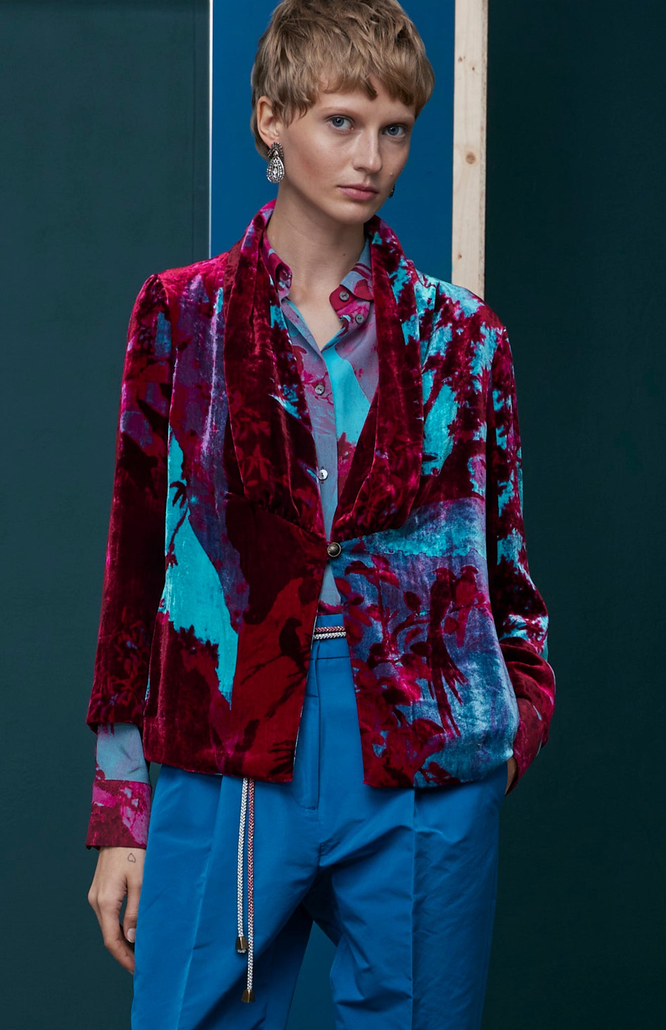 FW25-AM04 Americana en terciopelo con cuello pañuelo estampado " Papel pintado"