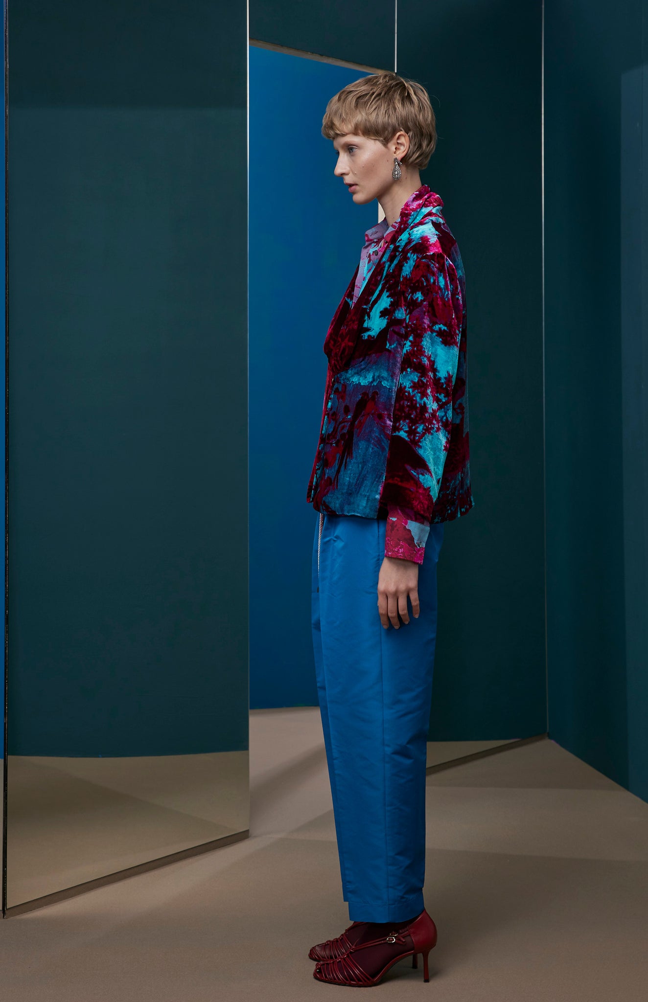 FW25-AM04 Americana en terciopelo con cuello pañuelo estampado " Papel pintado"