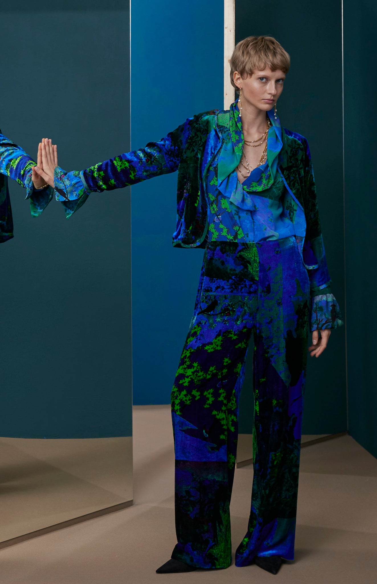 FW25-AM05BLUE Americana bolero estampado "Papel pintado"