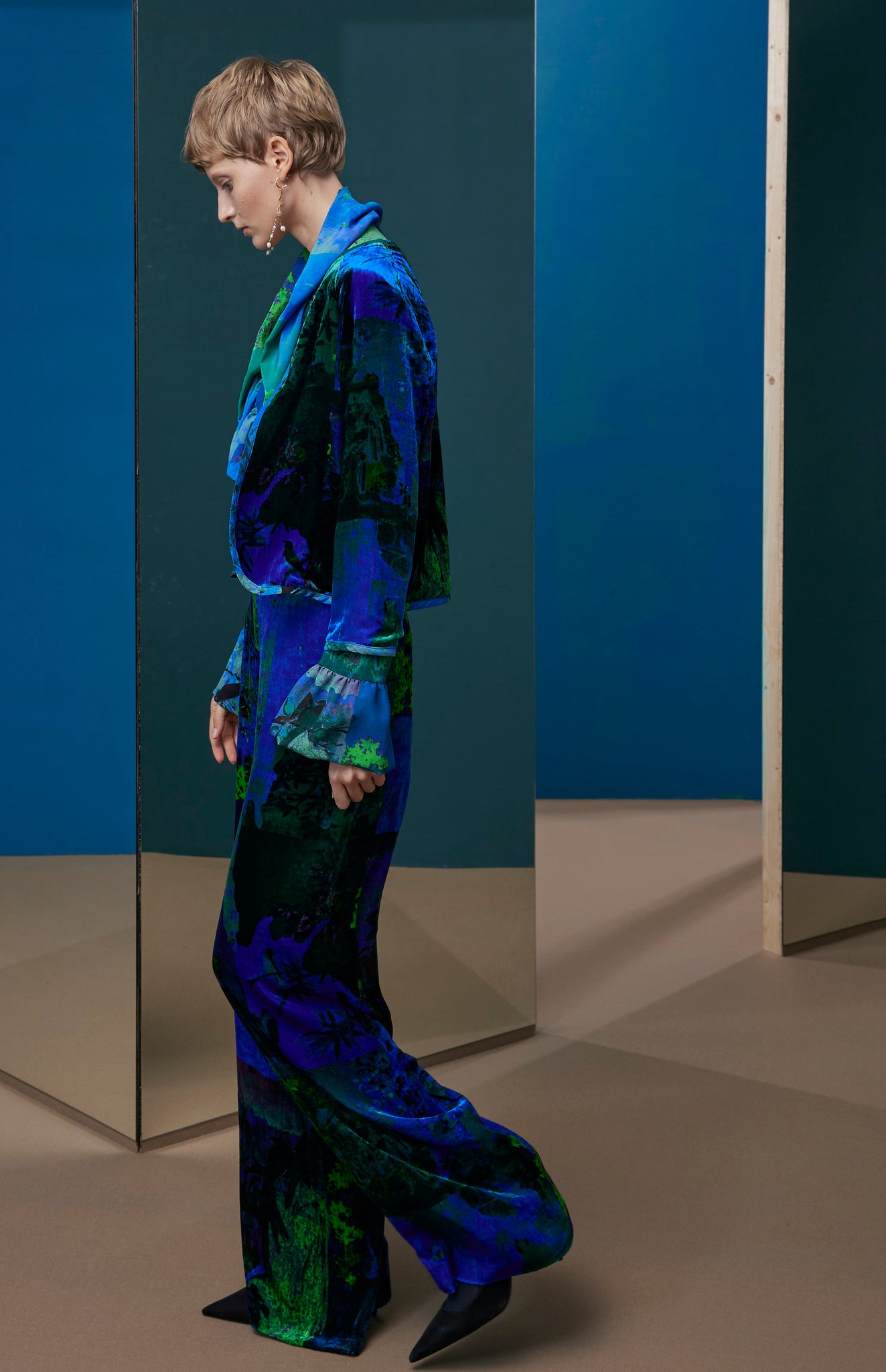 FW25-AM05BLUE Americana bolero estampado "Papel pintado"