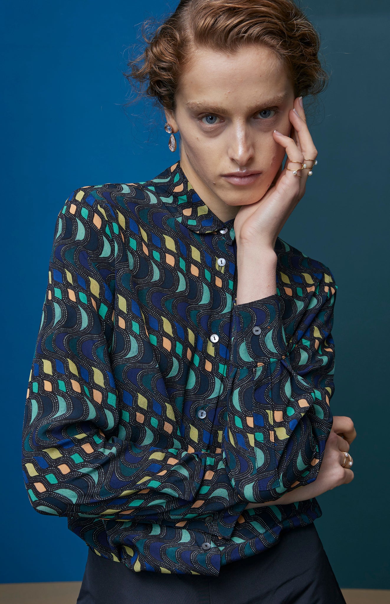 FW25-B001 Blusa en seda estampado "Geométrico"