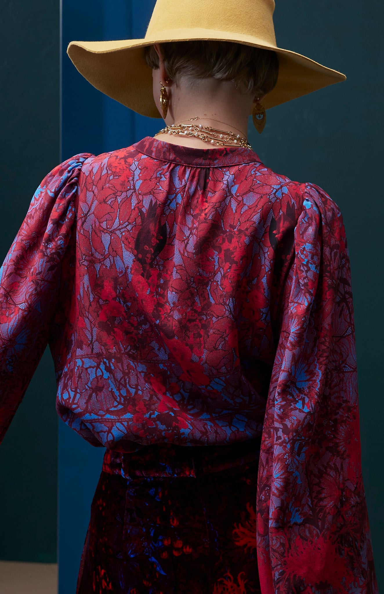 FW25-B007 Blusa étnica estampado "Floral sobre encaje"