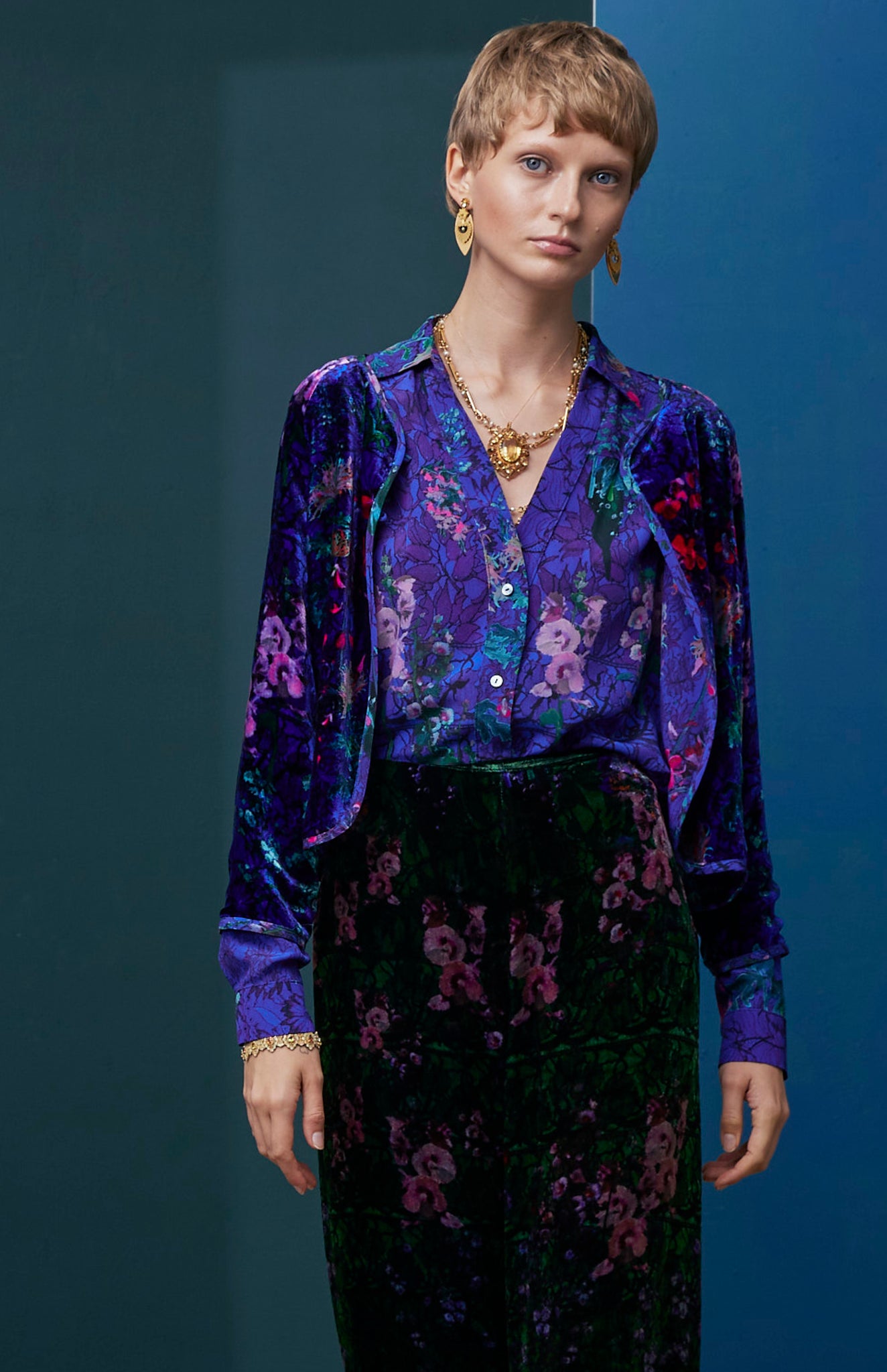 FW25-B008 Blusa escote pico estampado "Floral sobre encaje"