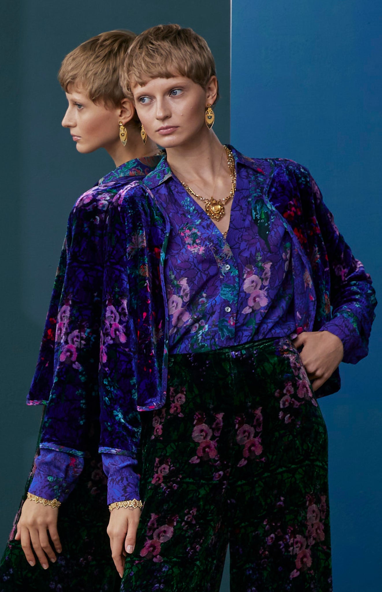 FW25-B008 Blusa escote pico estampado "Floral sobre encaje"