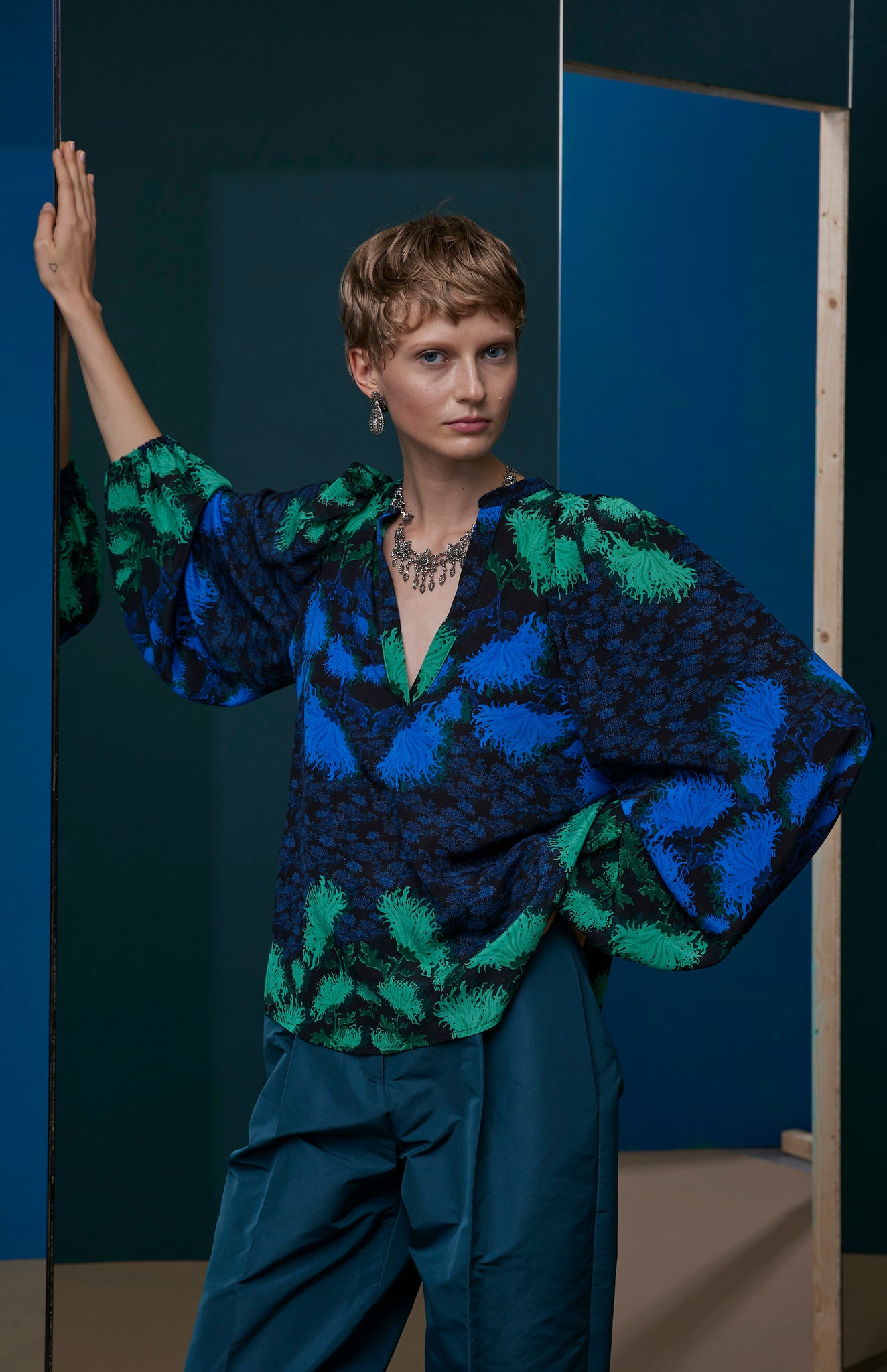 FW25-B013 Blusa étnica estampado “Crisantemos”