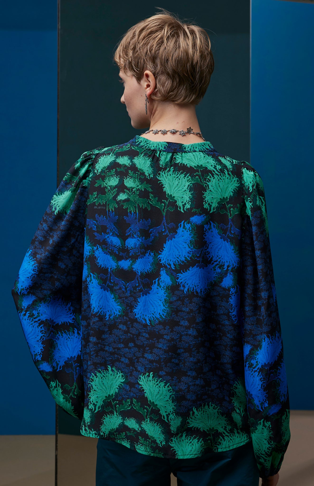 FW25-B013 Blusa étnica estampado “Crisantemos”