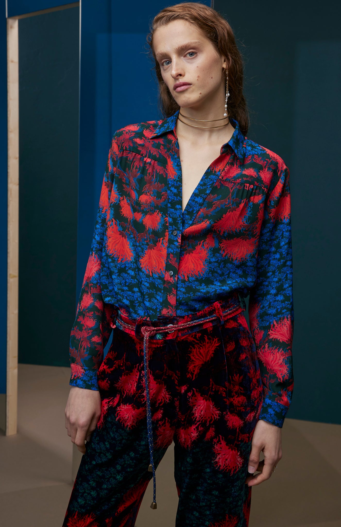 FW25-B014Red. Blusa escote pico estampado “Crisantemos”