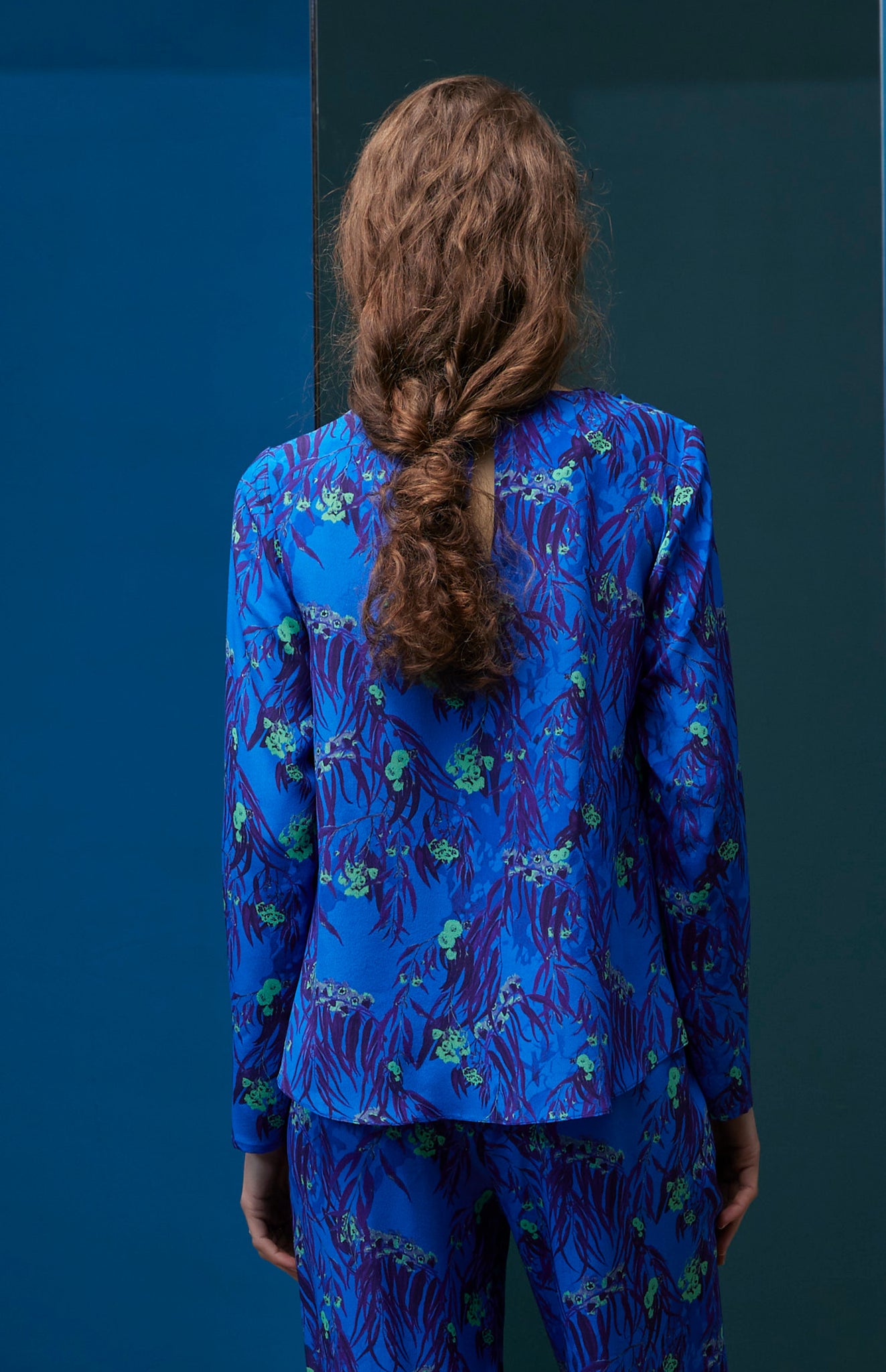 FW25-B018  Blusa escote barco estampado  "Eucaliptos"