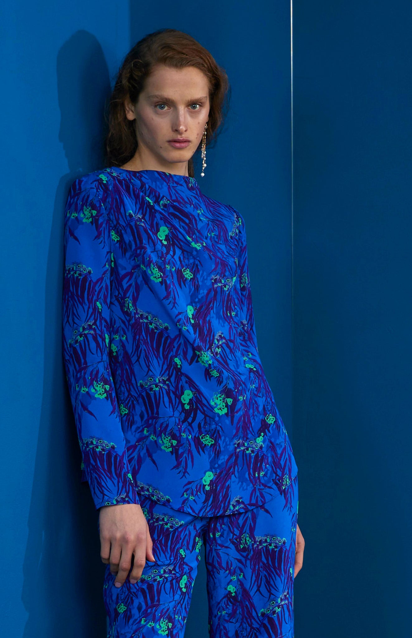 FW25-B018  Blusa escote barco estampado  "Eucaliptos"