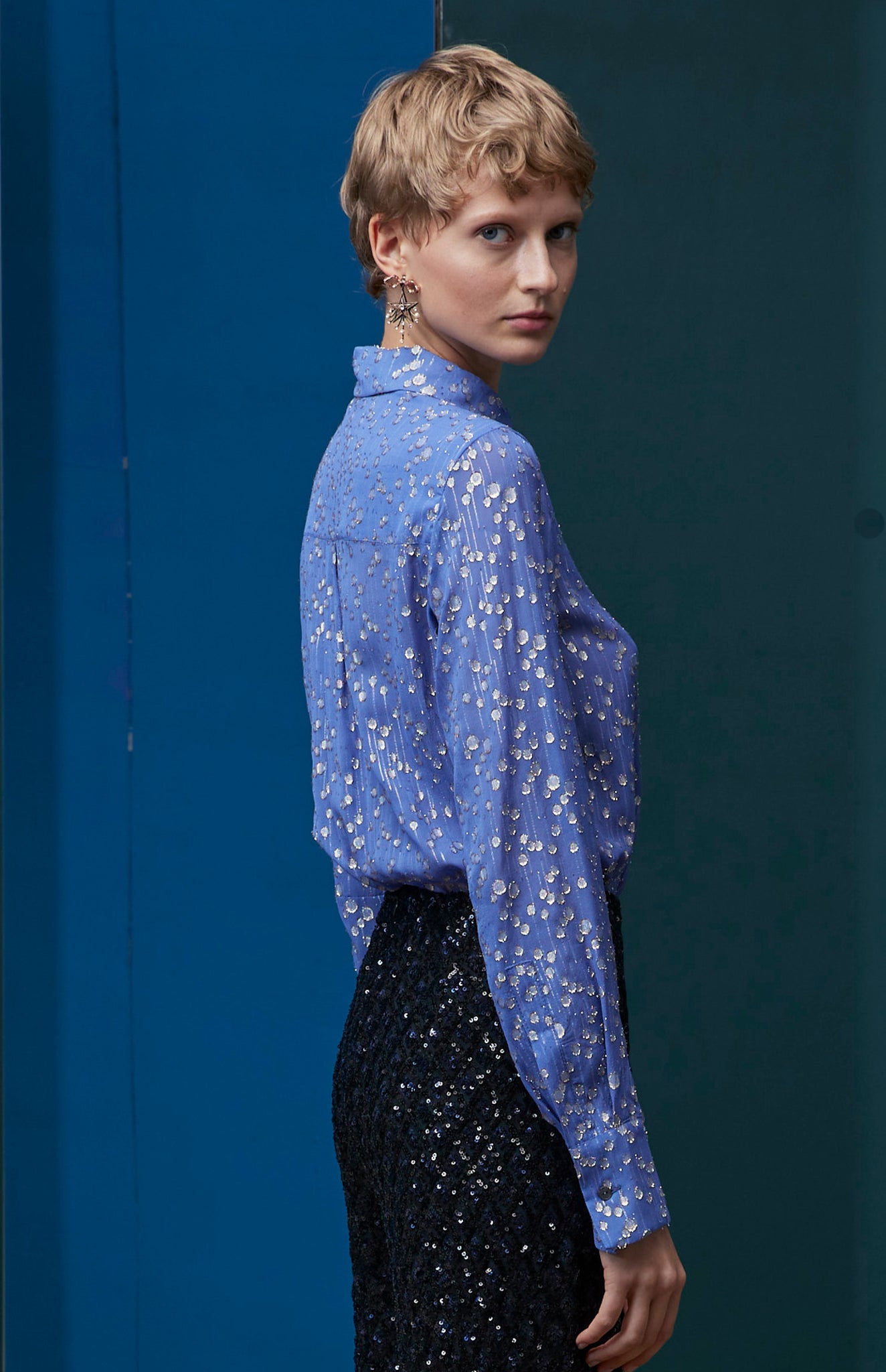 FW25-B022 Blusa cuello redondo jacquard plateado