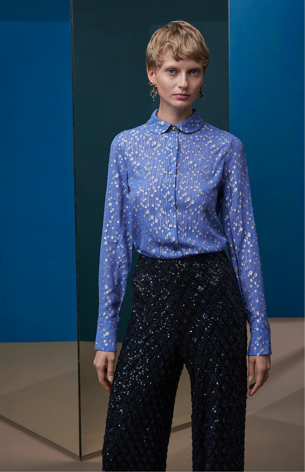 FW25-B022 Blusa cuello redondo jacquard plateado