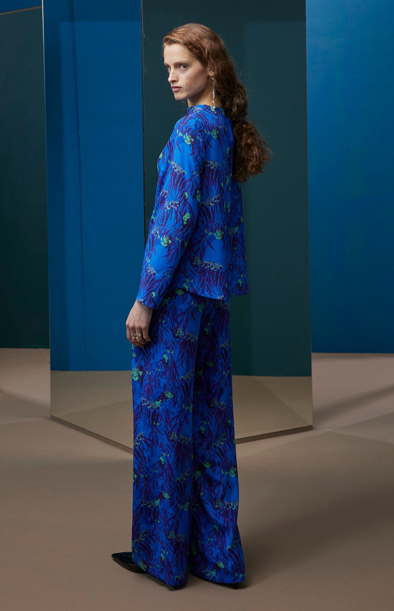 FW25-P012 Pantalón recto en seda estampado “Eucaliptos”