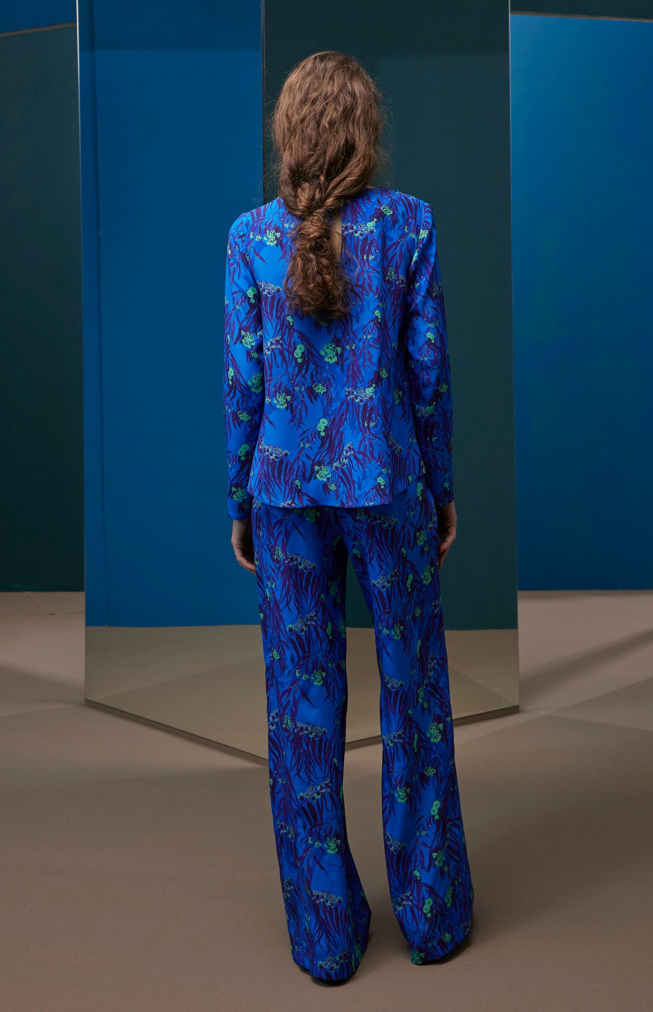 FW25-P012 Pantalón recto en seda estampado “Eucaliptos”