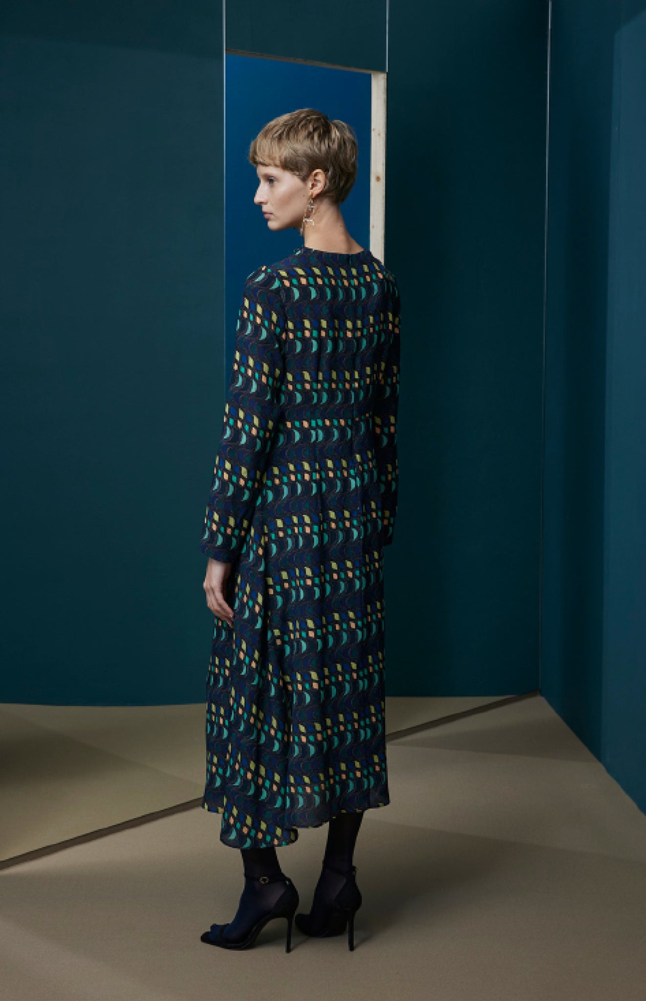 FW25-V002 Vestido recto estampado "Geométrico"