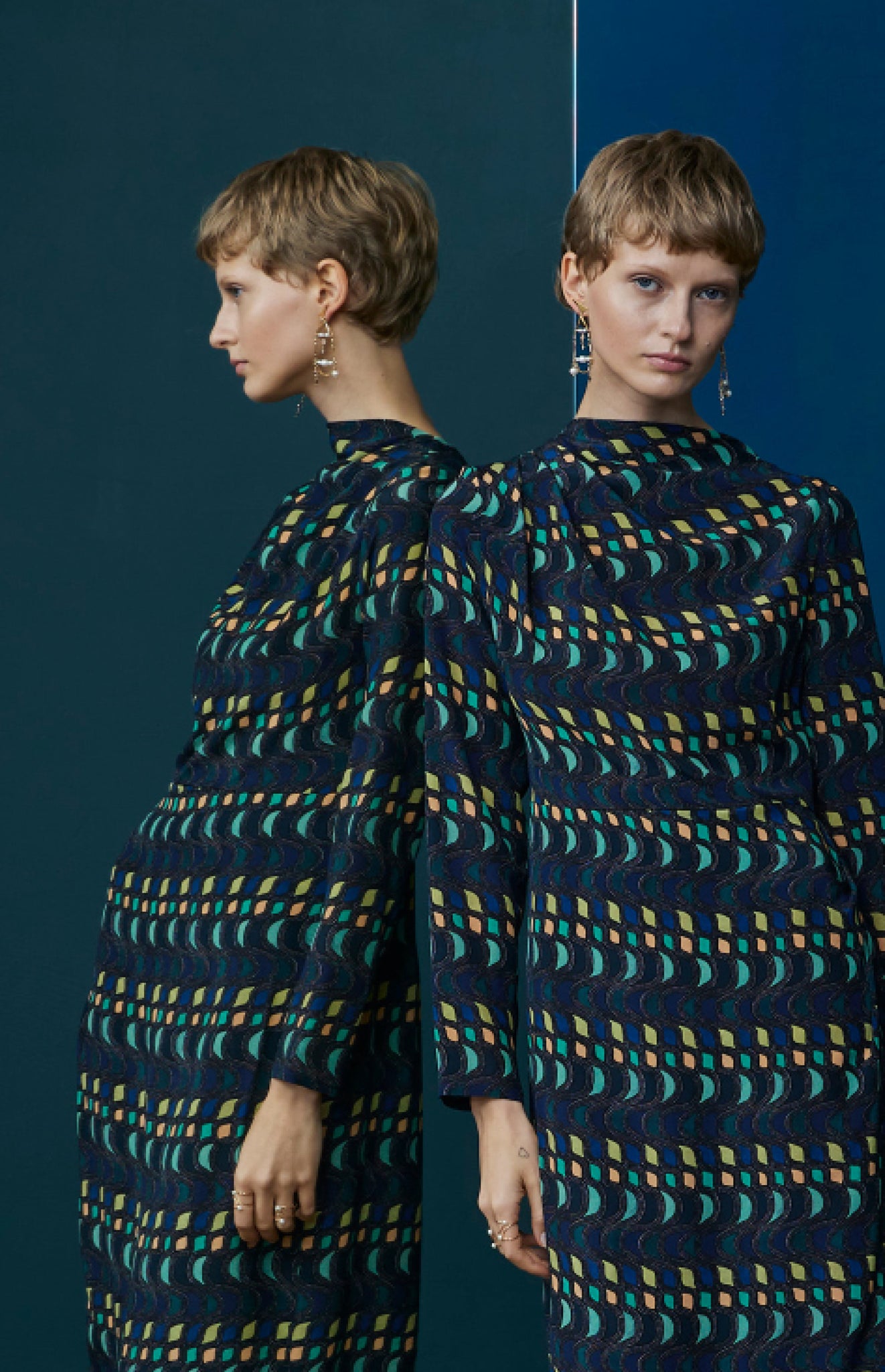 FW25-V002 Vestido recto estampado "Geométrico"