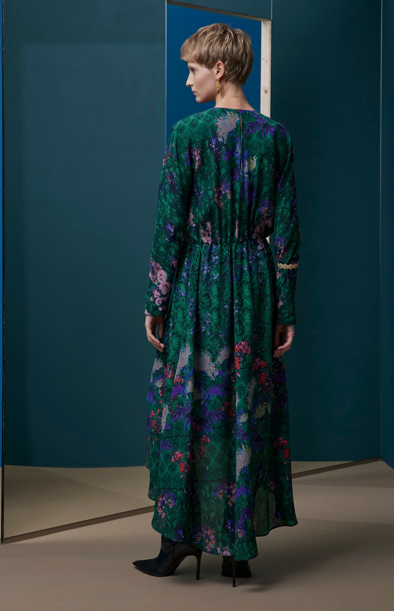 FW25-V009 Vestido de cuello redondo estampado "Floral sobre encaje"