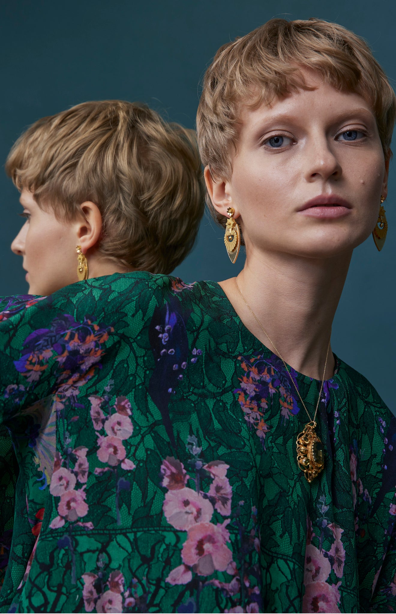 FW25-V009 Vestido de cuello redondo estampado "Floral sobre encaje"