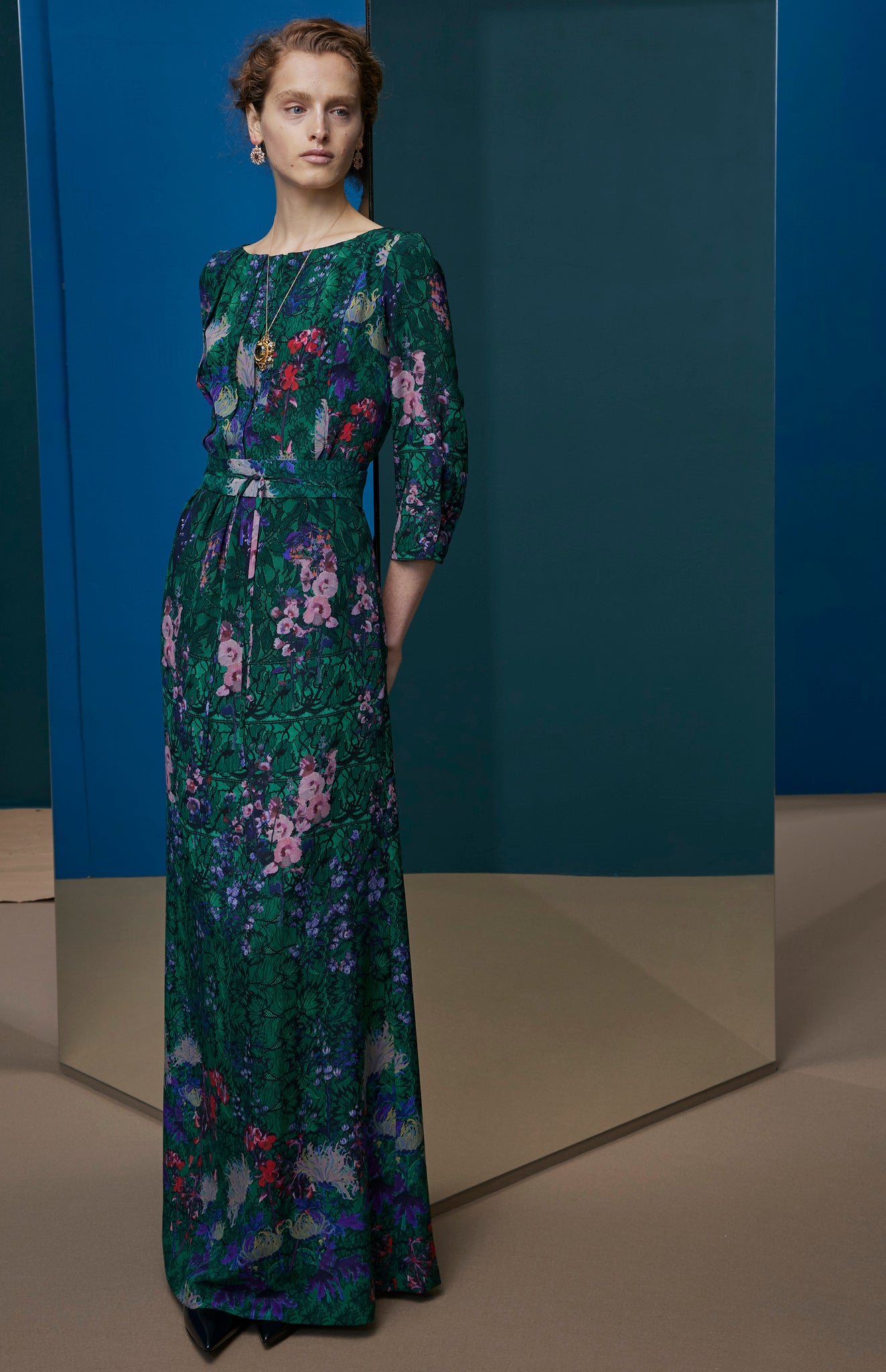 FW25-V010 Vestido largo de pliegues estampado "Floral sobre encaje"