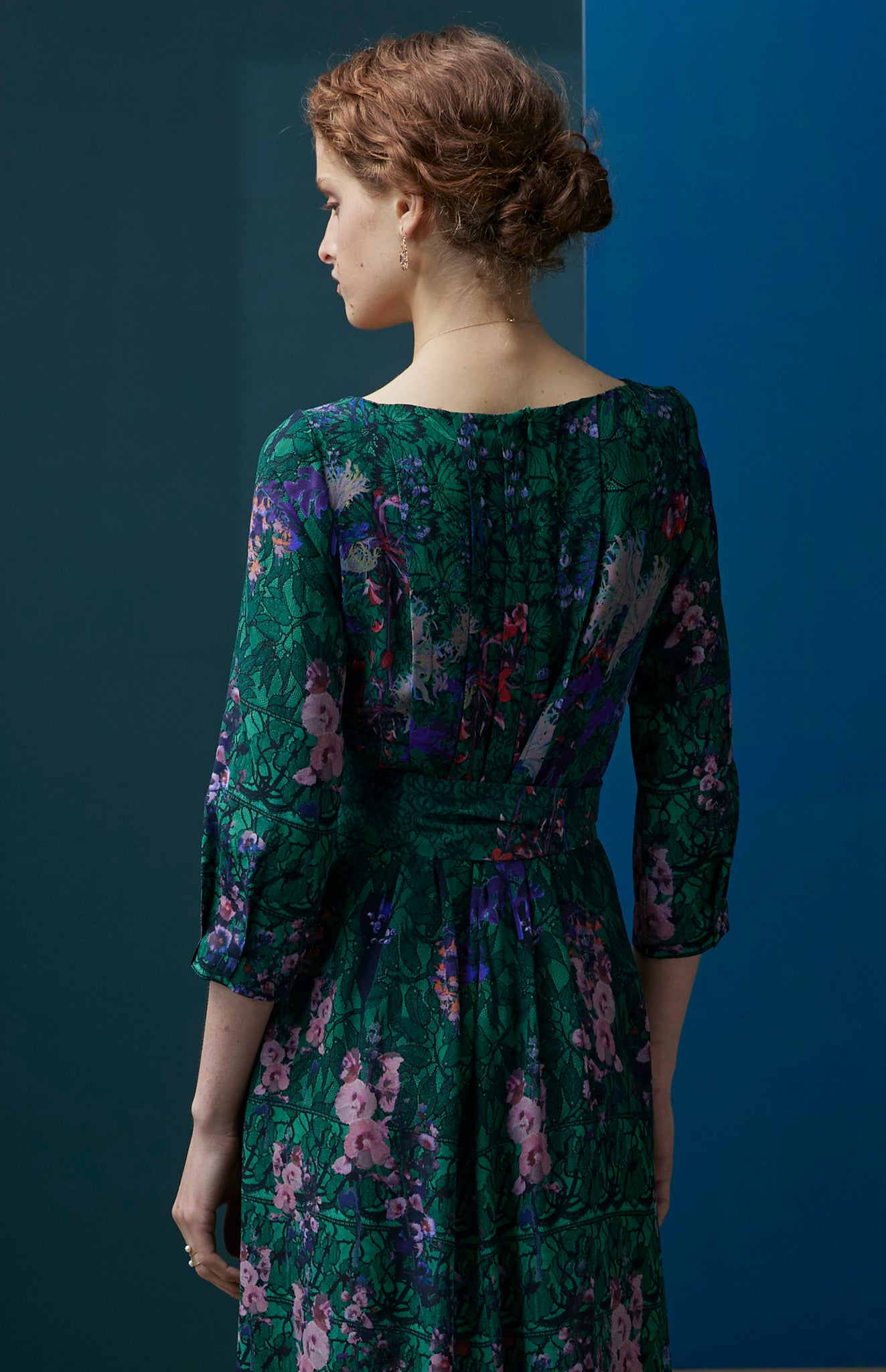 FW25-V010 Vestido largo de pliegues estampado "Floral sobre encaje"