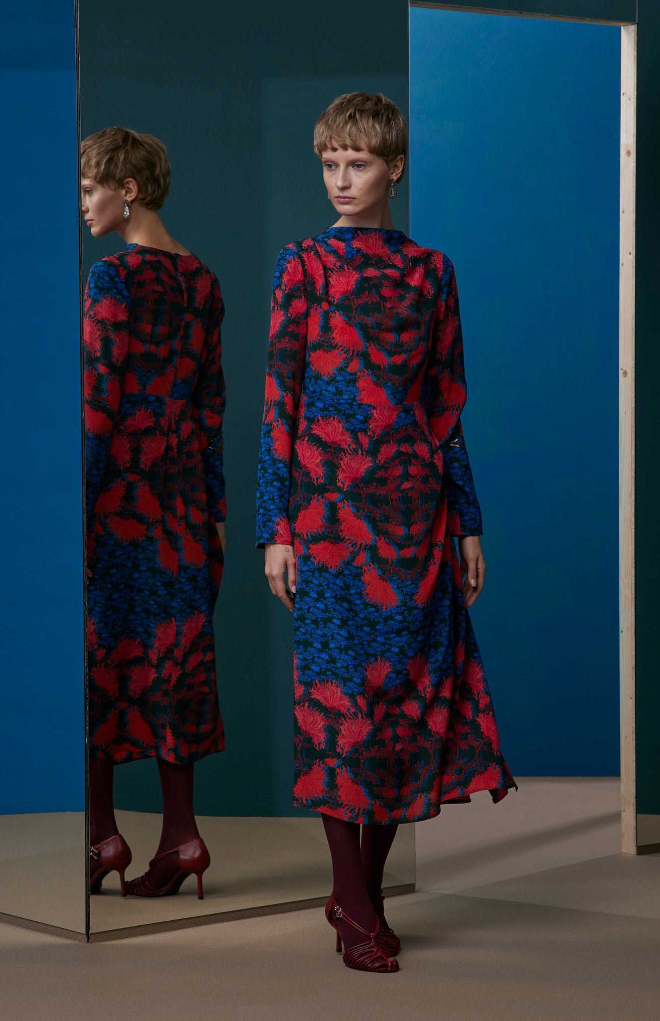 FW25-V021 Vestido recto con pliegue lateral estampado “Crisantemos”